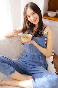 年轻的母亲手机观看